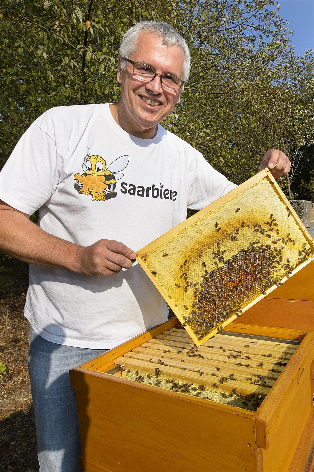 Olaf Jorzyk am Bienenstand