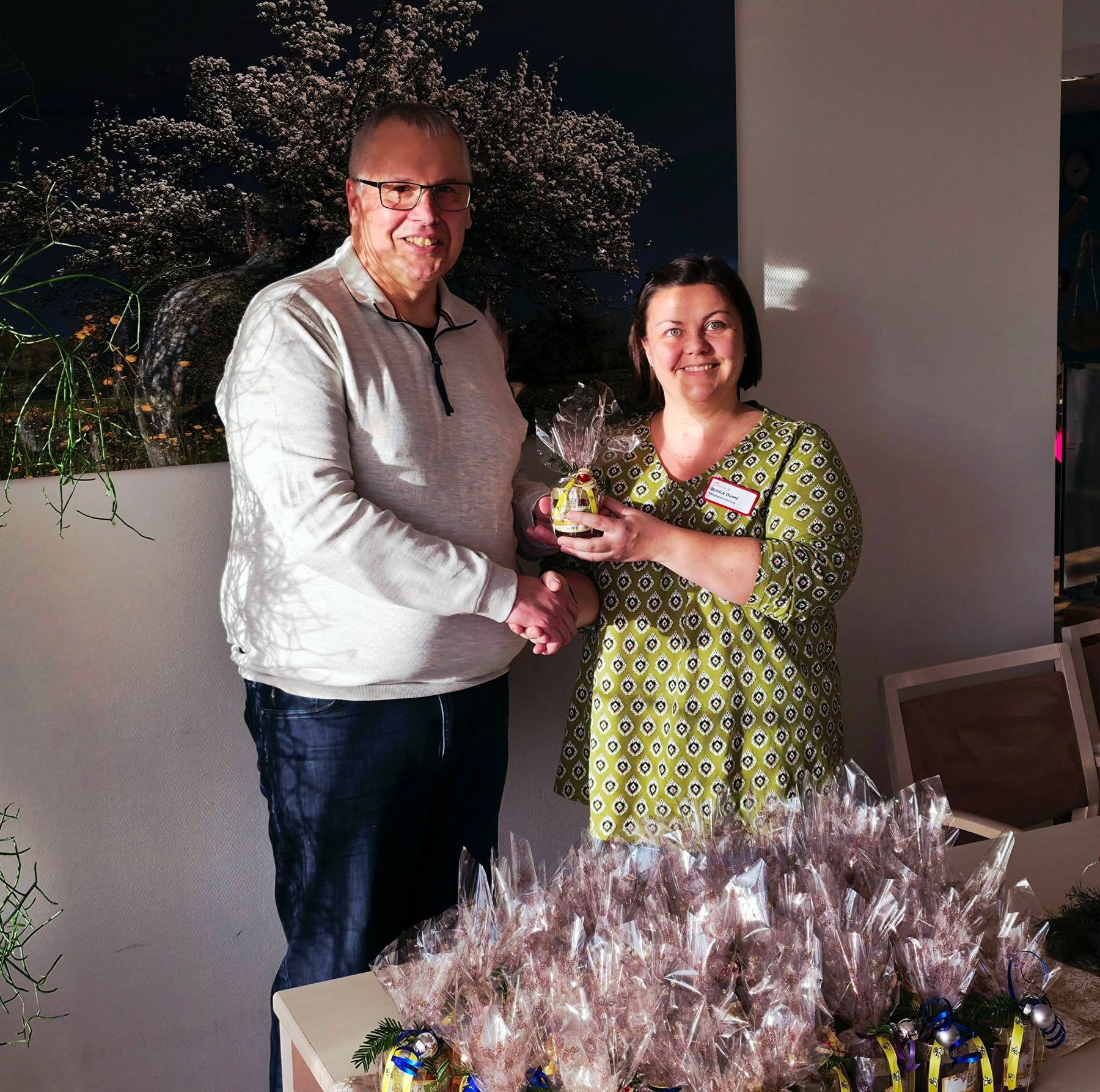 Übergabe der Honiggläser an das Team des St. Barbara-Hospizes Bous
