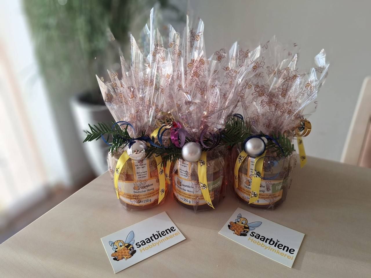 Weihnachtlich verpackte Honiggläser mit Saarbiene-Aufstellern