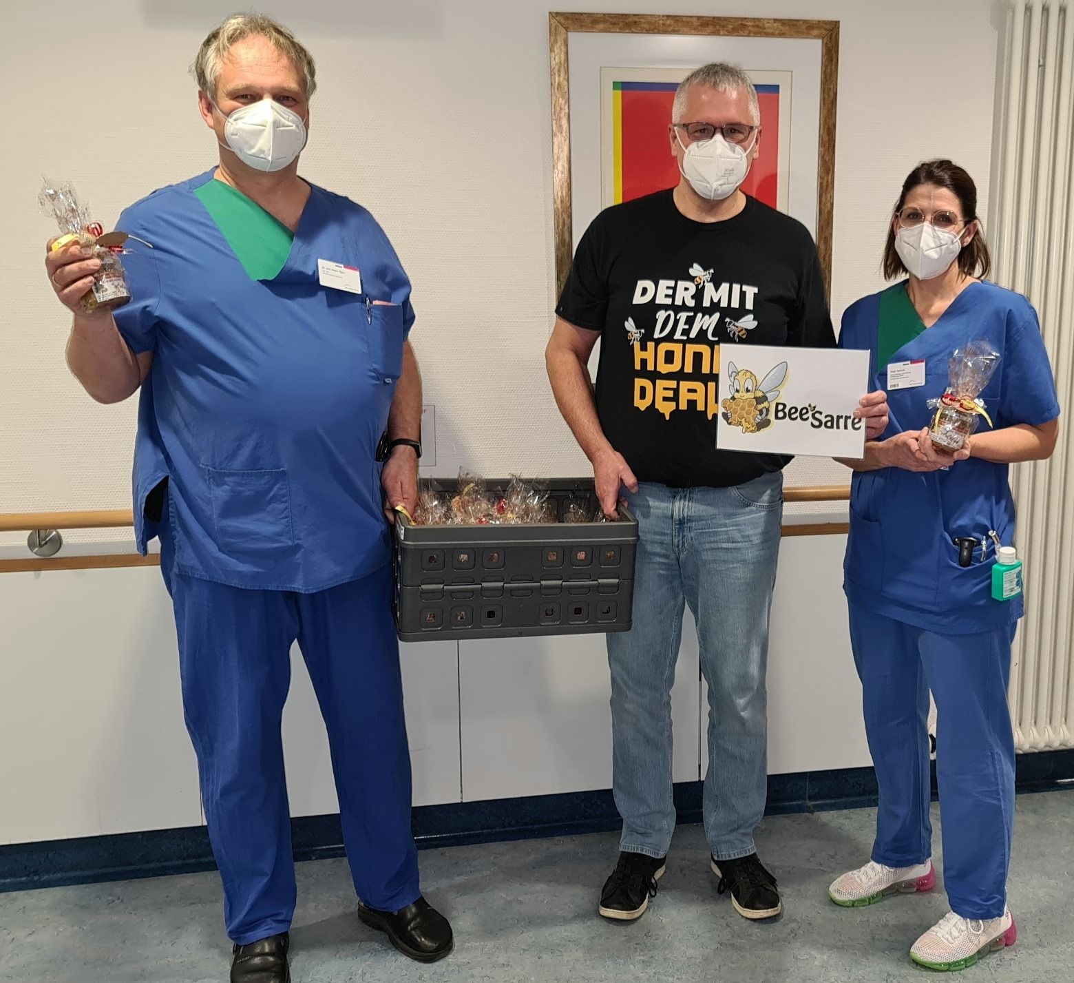 Olaf Jorzyk übergibt Honig an das Team der Zentralen Notaufnahme der SHG-Klinik Merzig