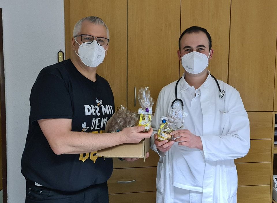Olaf Jorzyk übergibt Honig an Dr. Avsar in seiner Praxis in Völklingen
