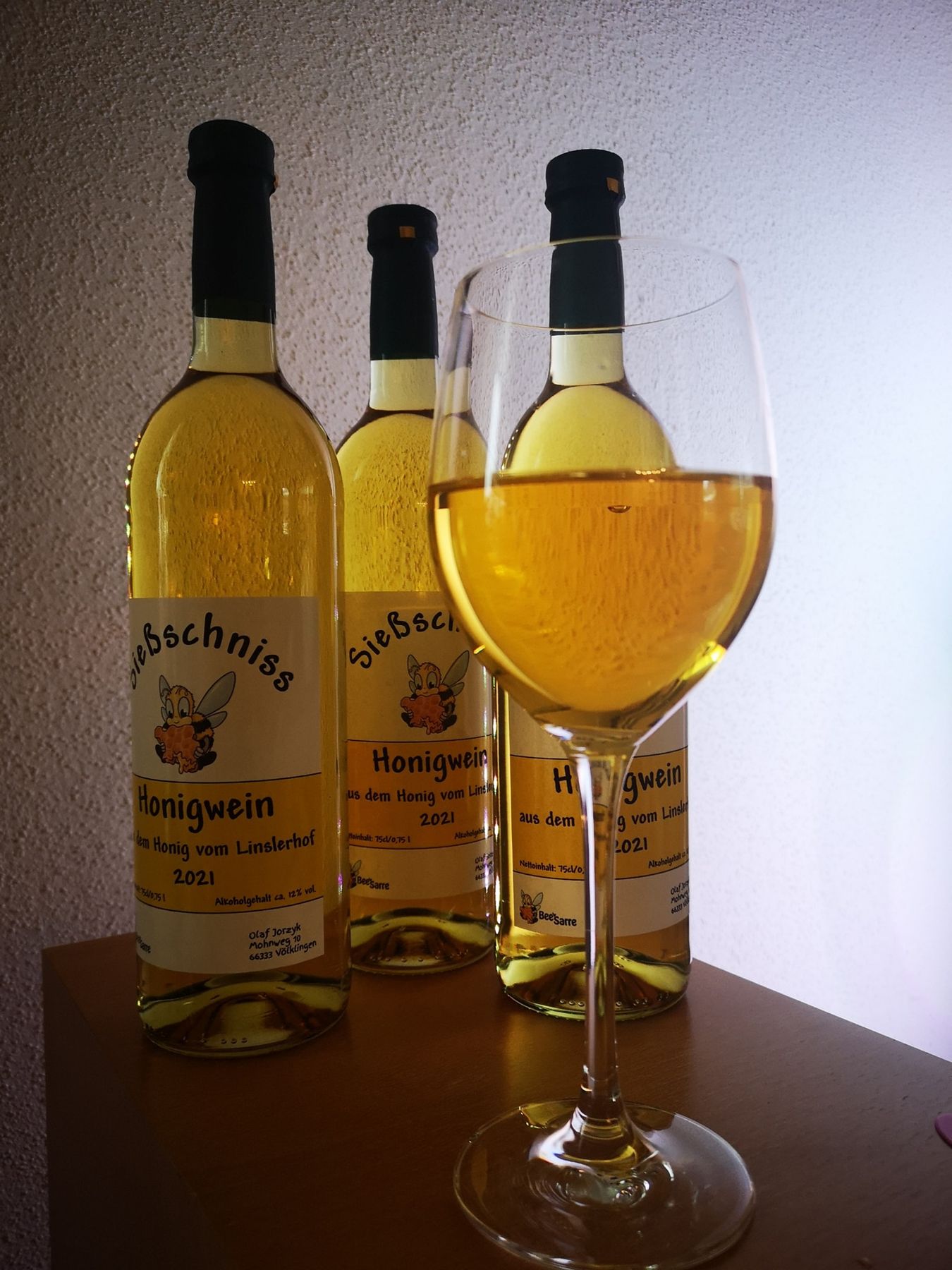 Honigwein in Flaschen und im Glas