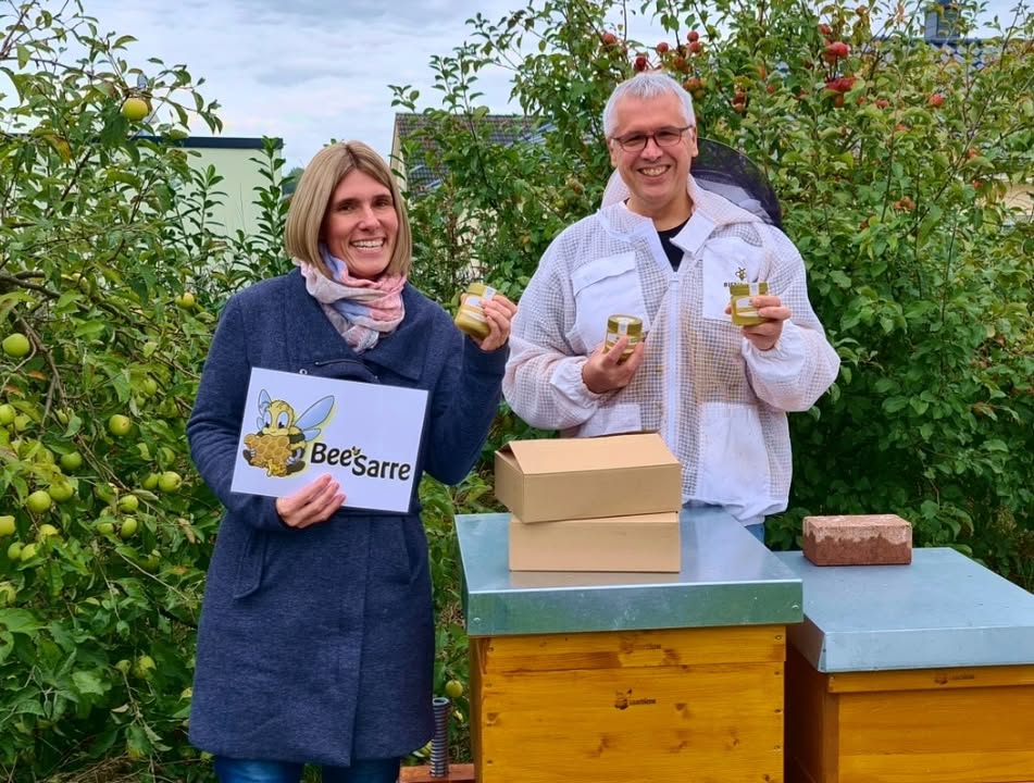 Uebergabe des Gewinns aus dem Namenswettbewerb mit Schild BeeSarre