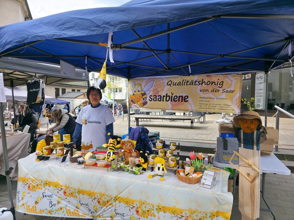 Marktstand der SaarBiene mit Banner Qualitätshonig von der Saar